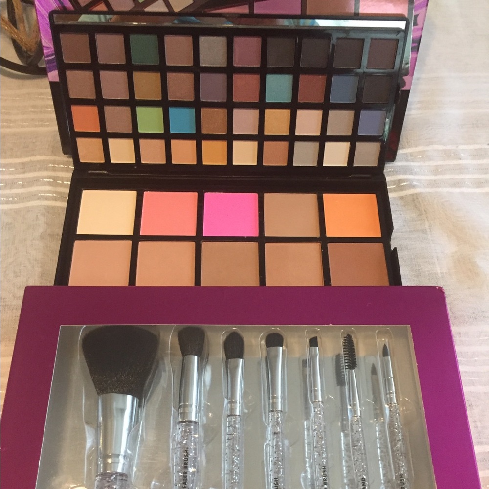 Eyeshadow/face set and brushes set
